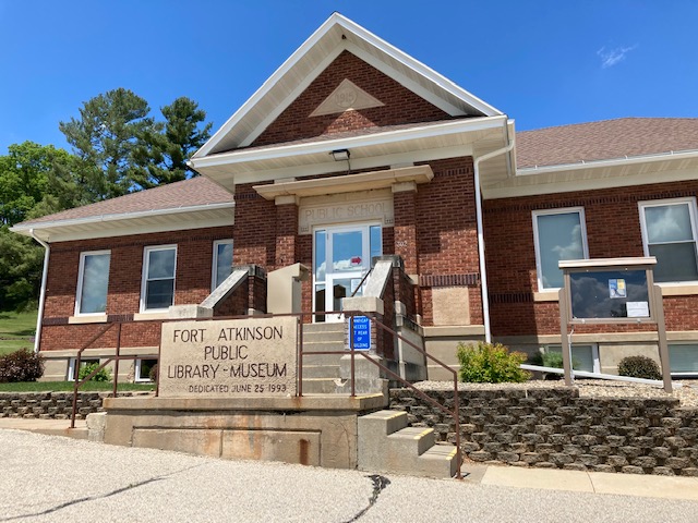 A picture of the front of the Fort Atkinson Public Library building
